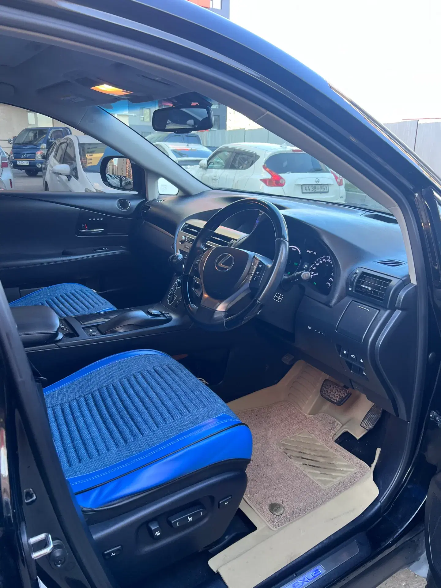 Car image 4