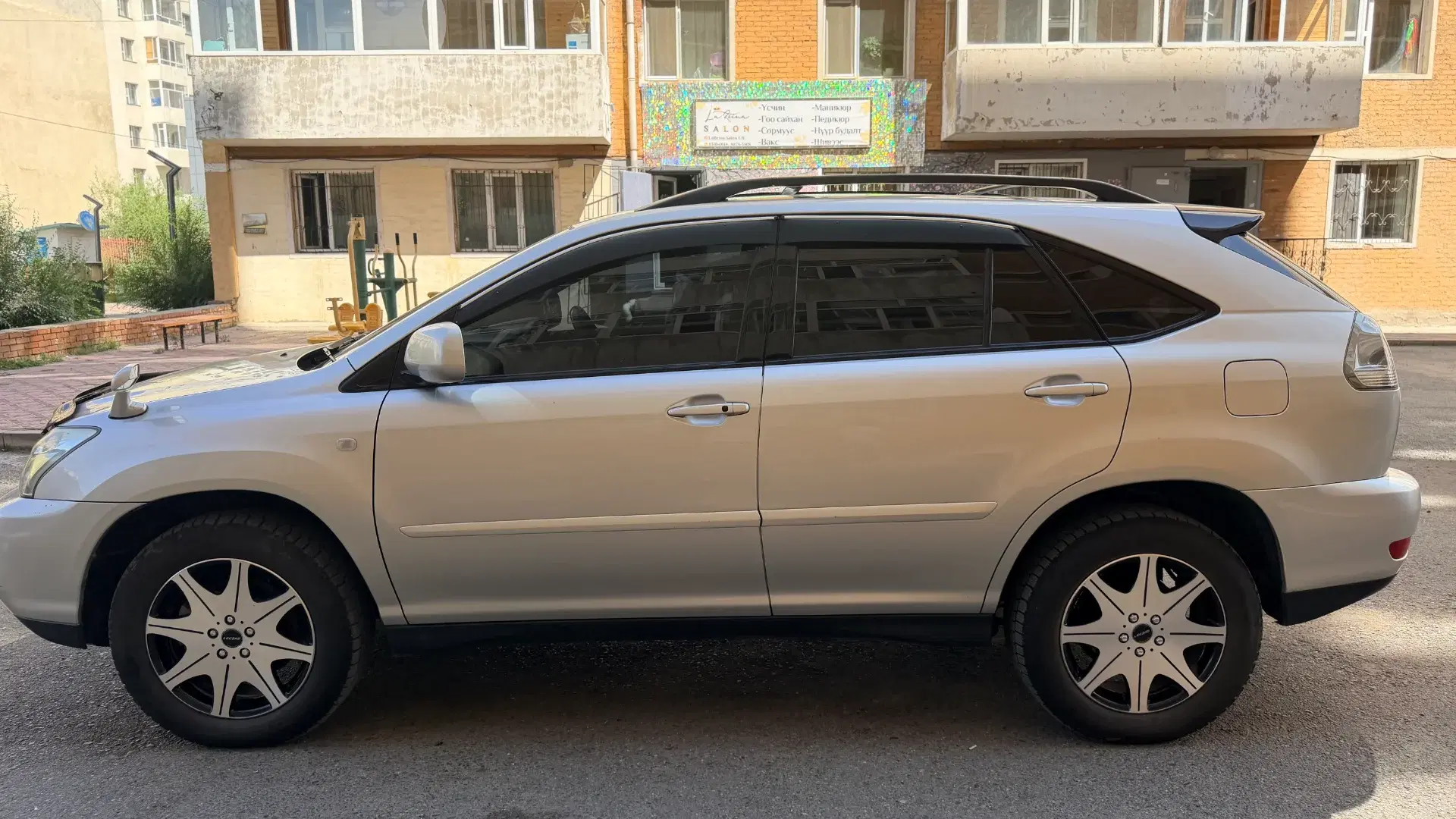 Car image 12