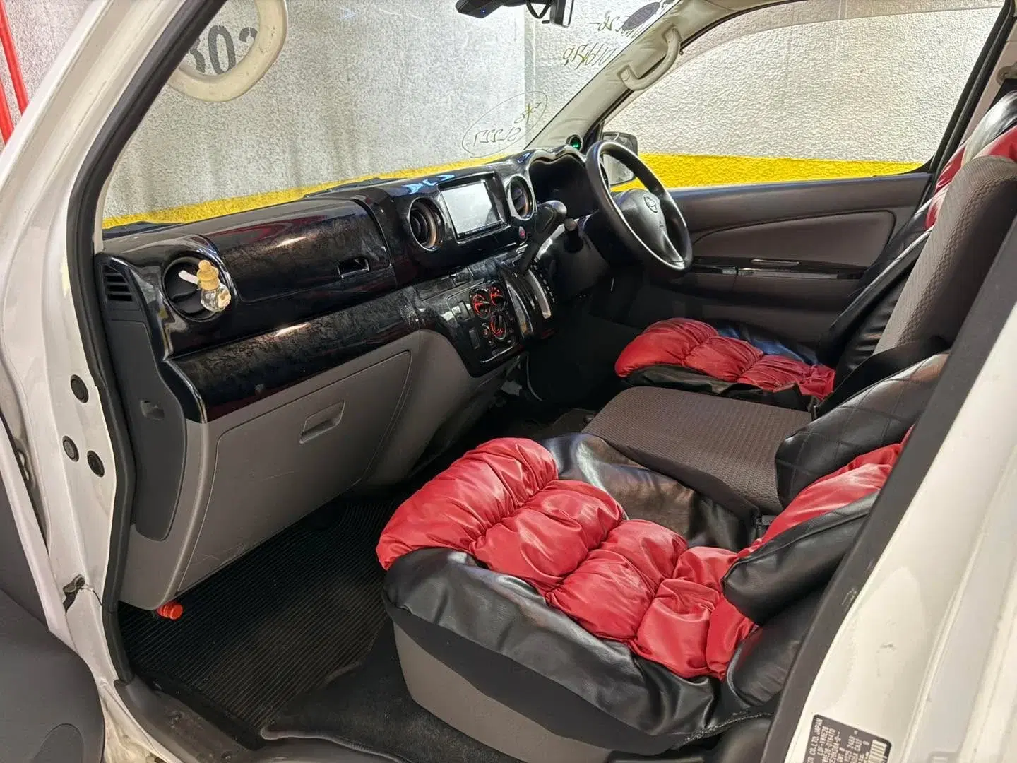 Car image 12