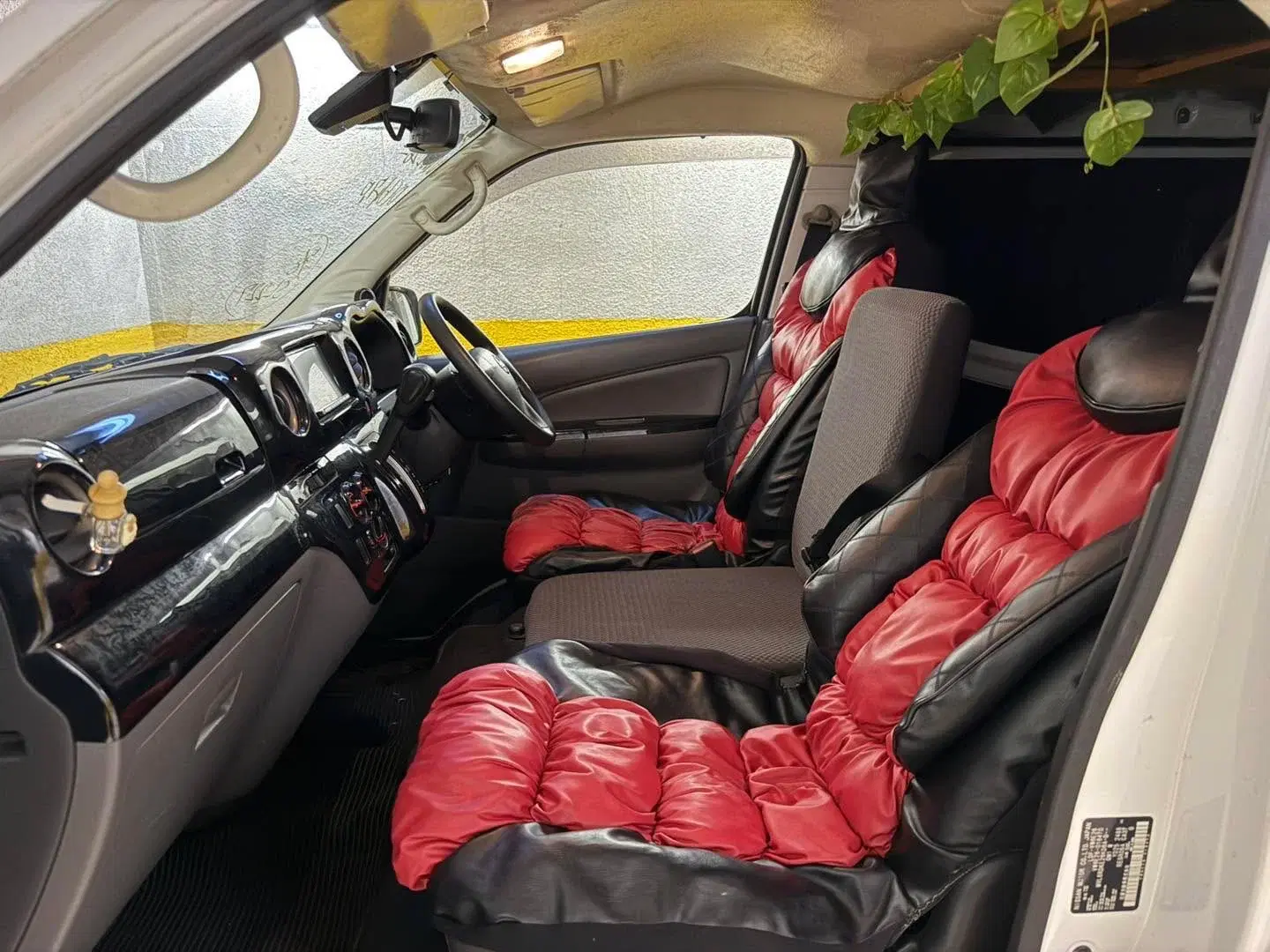 Car image 11