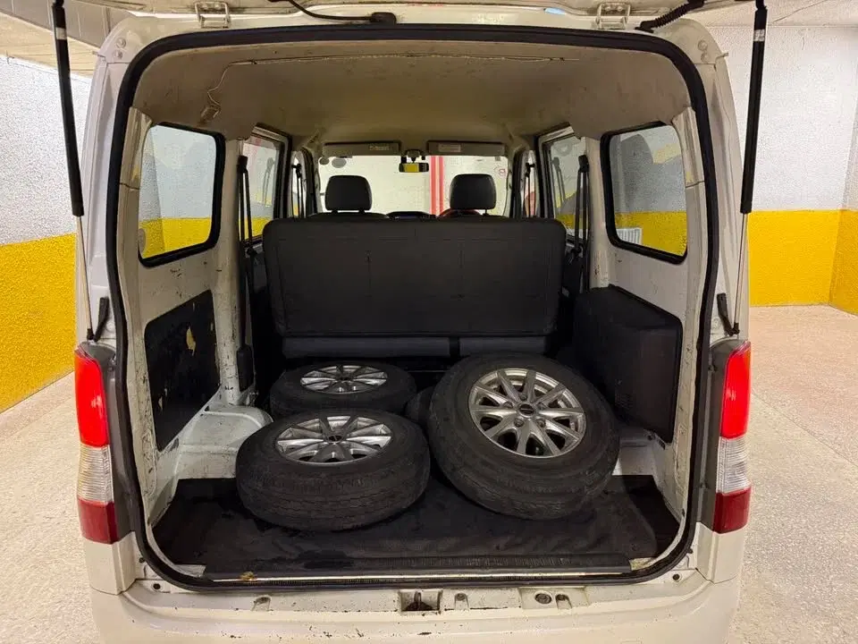Car image 14